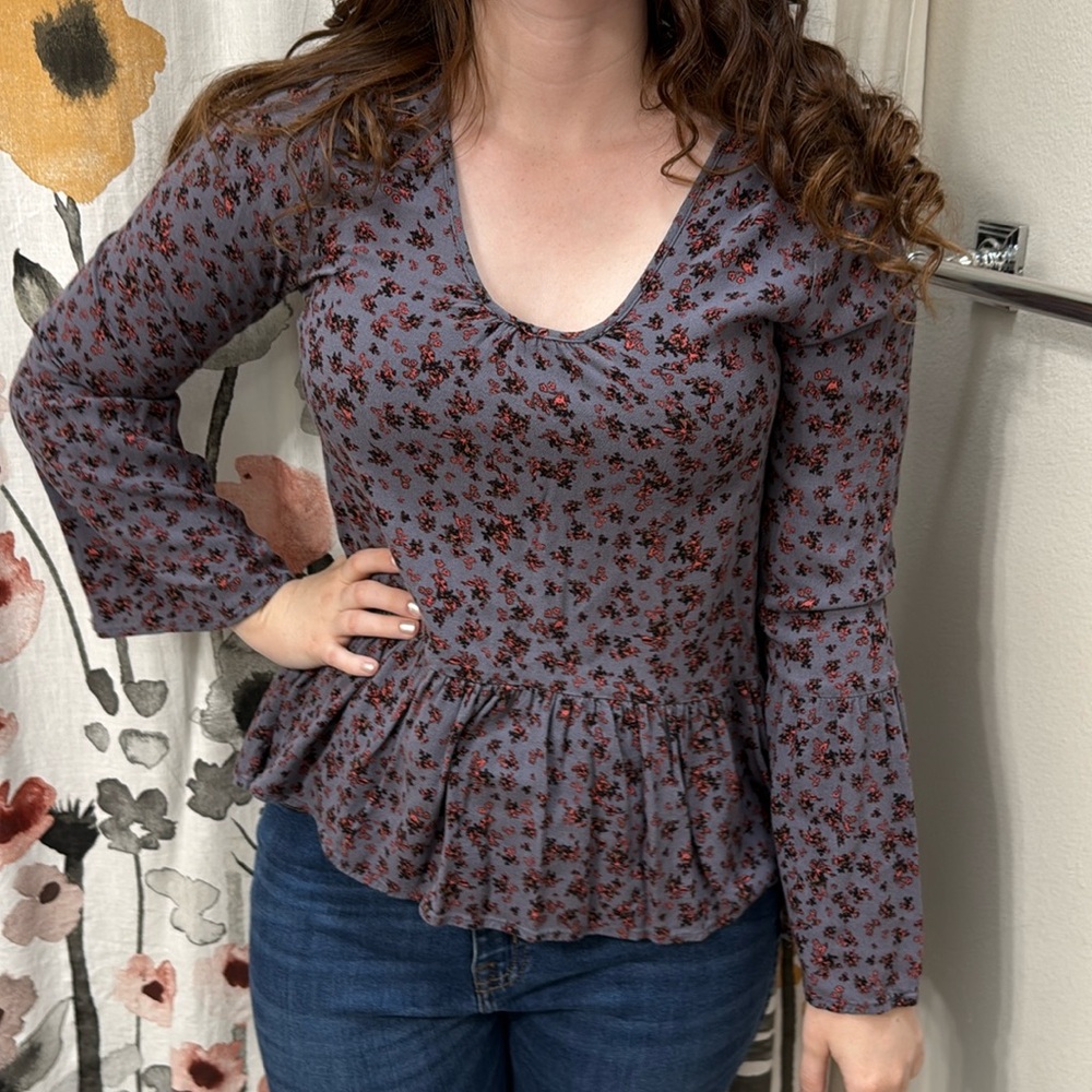 Women’s Mossimo purple floral long bell sleeve blouse. Size small